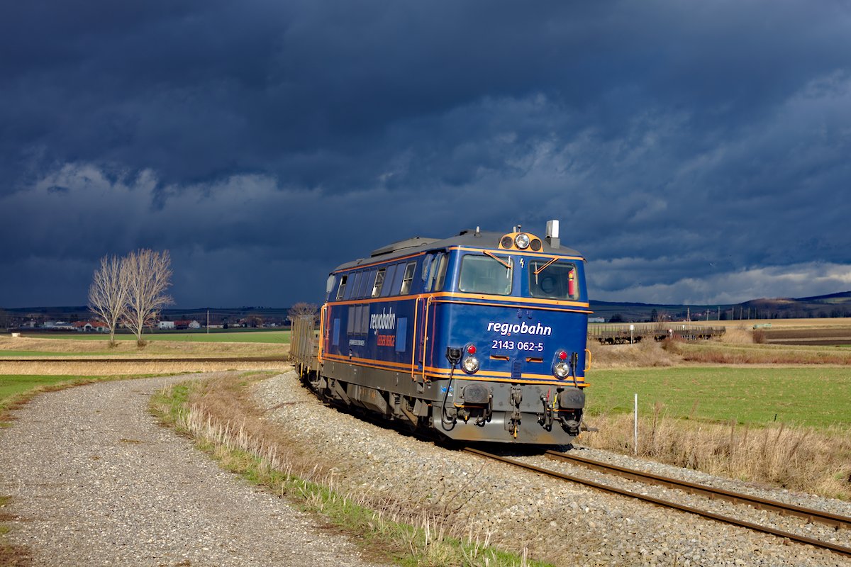 2143.062 der NLB, festgehalten mit einem Zug aus Rungenwagen kurz vor Stetten auf der Fahrt nach Korneuburg. (10.01.2018)