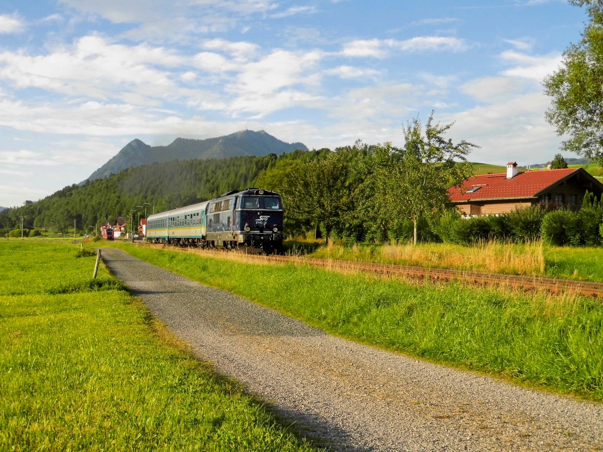 2143.18 der Stauden-Verkehrs-Gesellschaft GmbH überholt im Sommer 2016 mit einem ALEX einen Regionalzug in Altstädten 