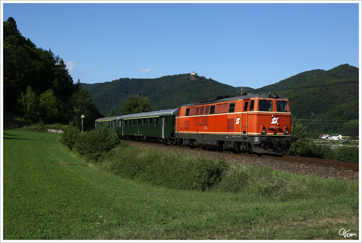 2143.21 fährt mit dem R 16954 (Krems ad Donau - Emmersdorf ad Donau) in Aggsbach Markt ein. Aug 2013