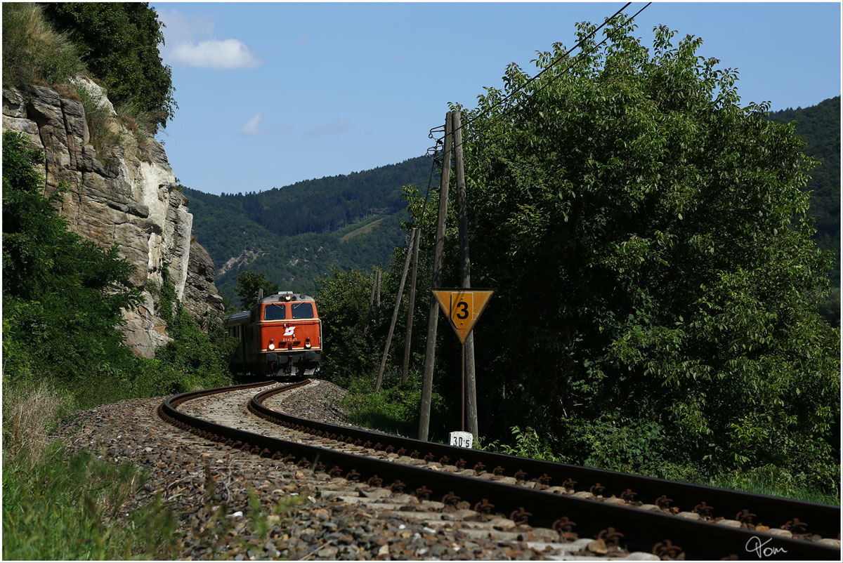 2143.21 fährt mit einem Personenzug von Krems an der Donau nach Emmersdorf an der Donau. Grimsing  