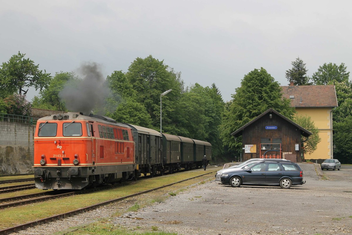 2143.21 der NVOG mit Reblaus-Express R16971 Drosendorf-Retz auf Bahnhof Drosendorf am 25-5-2013.