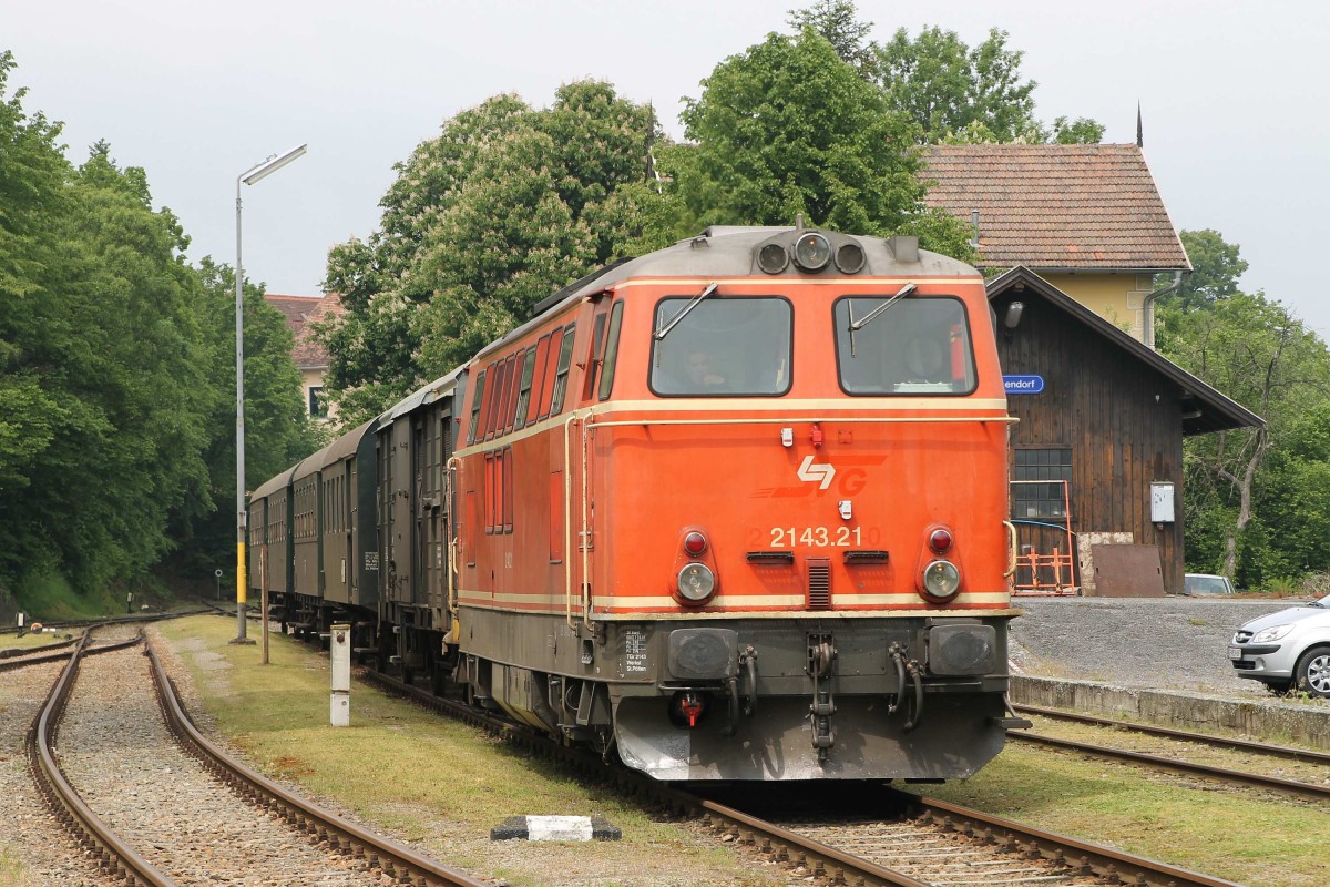 2143.21 der NVOG mit Reblaus-Express R16971 Drosendorf-Retz auf Bahnhof Drosendorf am 25-5-2013.