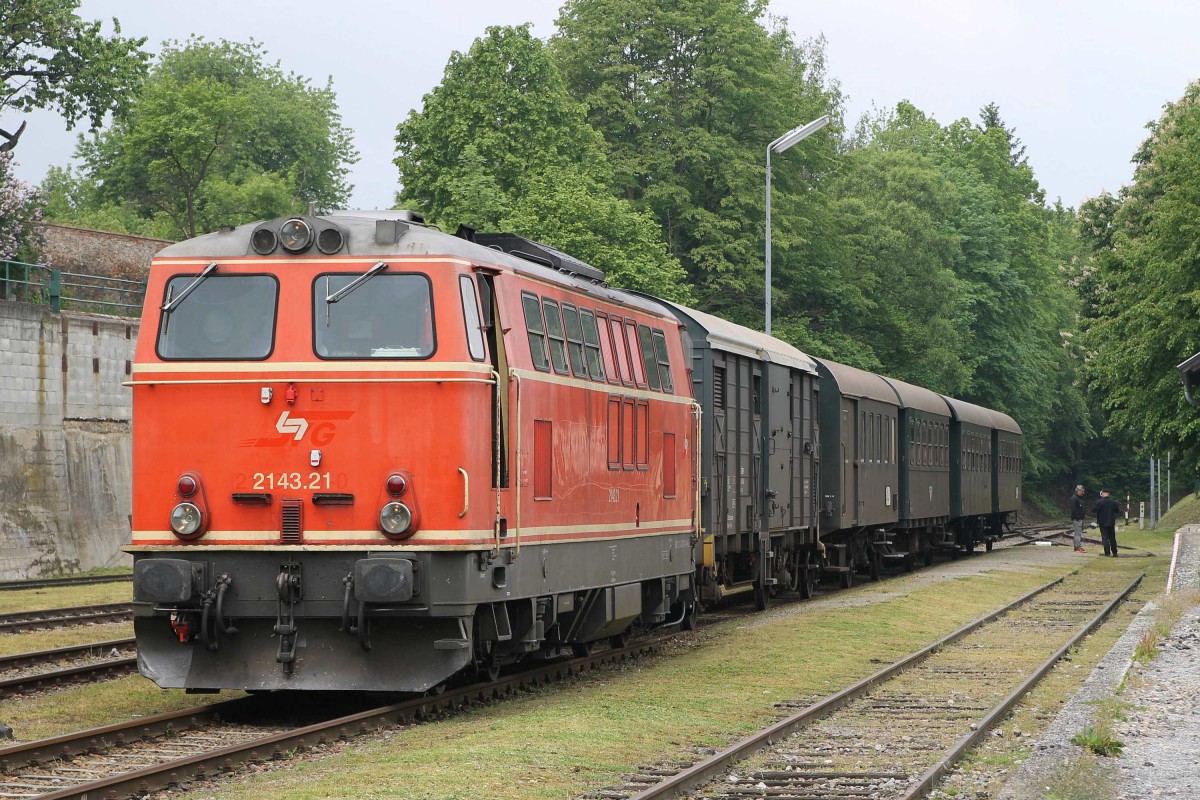2143.21 der NÖVOG mit Reblaus-Express R16971 Drosendorf-Retz auf Bahnhof Drosendorf am 25-5-2013.