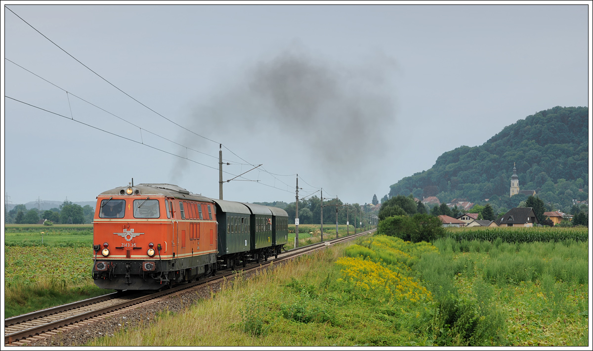 2143.35 bei der Rückfahrt von Bad Radkersburg nach Graz, bereits wieder auf der Südbahn als Sdz SR 17023 unterwegs, am 25.7.2015 mit Blick auf Wildon aufgenommen.