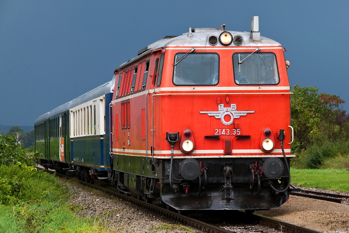 2143.35 ist mit den  NostalgieExpress Leiser Berge  von Ernstbrunn nach Wien Praterstern unterwegs. Die Aufnahme entstand am 31.08.2014 in Stetten Fossilienwelt.