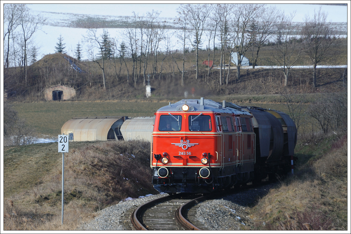 2143.56 und 2143 070 vom Verein Neue Landesbahn am 25.2.2018 mit einem leeren Getreidezug von Korneuburg nach Ernstbrunn unterwegs, aufgenommen in Karnabrunn.