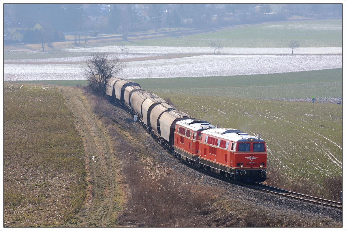 2143.56 und 2143 070 vom Verein Neue Landesbahn am 25.2.2018 mit einem leeren Getreidezug von Korneuburg nach Ernstbrunn unterwegs, aufgenommen kurz nach Mollmanndsdorf.
