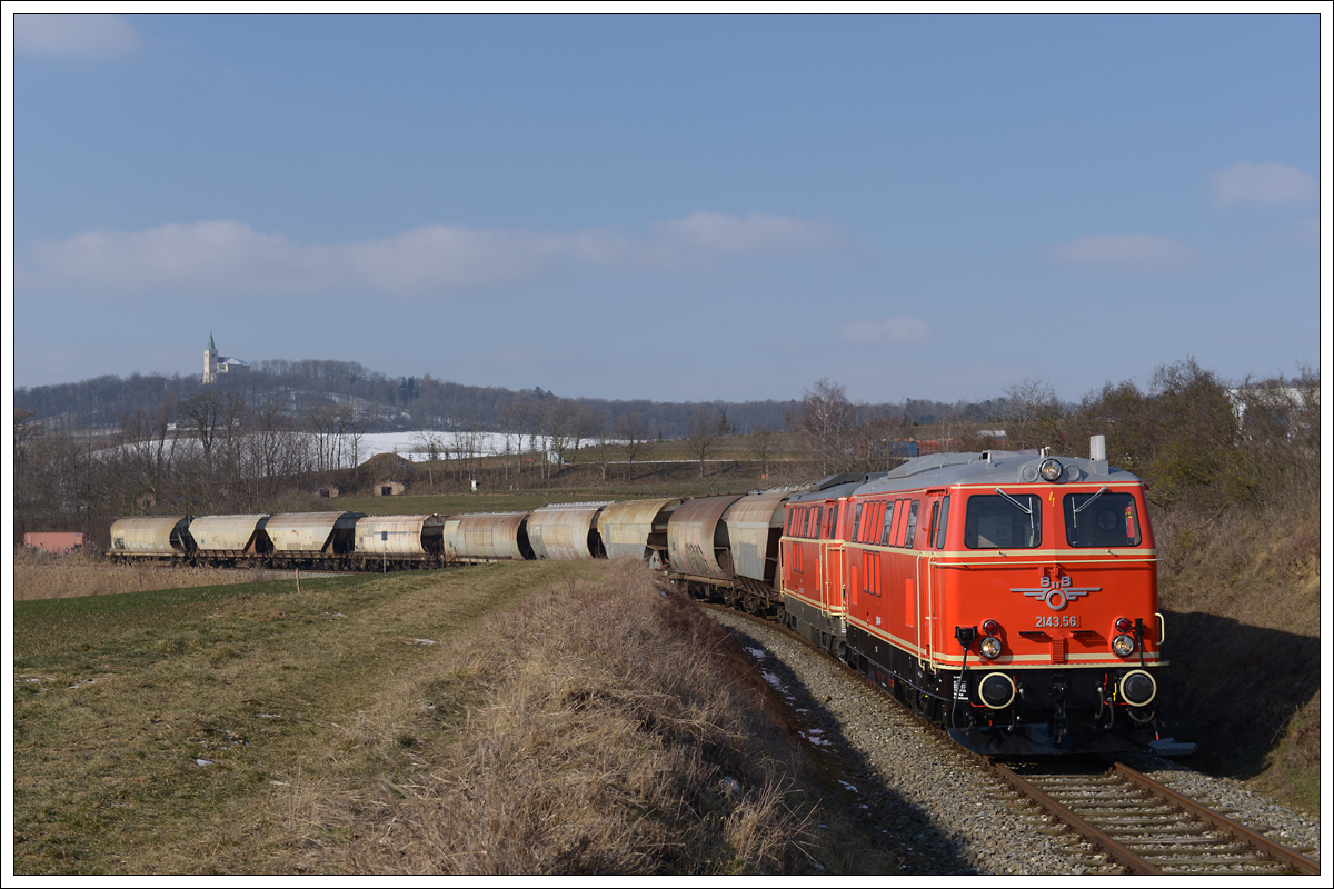 2143.56 und 2143 070 vom Verein Neue Landesbahn am 25.2.2018 mit einem leeren Getreidezug von Korneuburg nach Ernstbrunn unterwegs, aufgenommen in Karnabrunn. Es ist wirklich herrlich, in Österreich wieder ein blutoranges Doppel antreffen zu können. 
