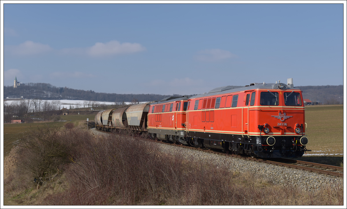 2143.56 und 2143 070 vom Verein Neue Landesbahn am 25.2.2018 mit einem leeren Getreidezug von Korneuburg nach Ernstbrunn unterwegs, aufgenommen in Karnabrunn. Es ist wirklich herrlich, in Österreich wieder ein blutoranges Doppel antreffen zu können. 