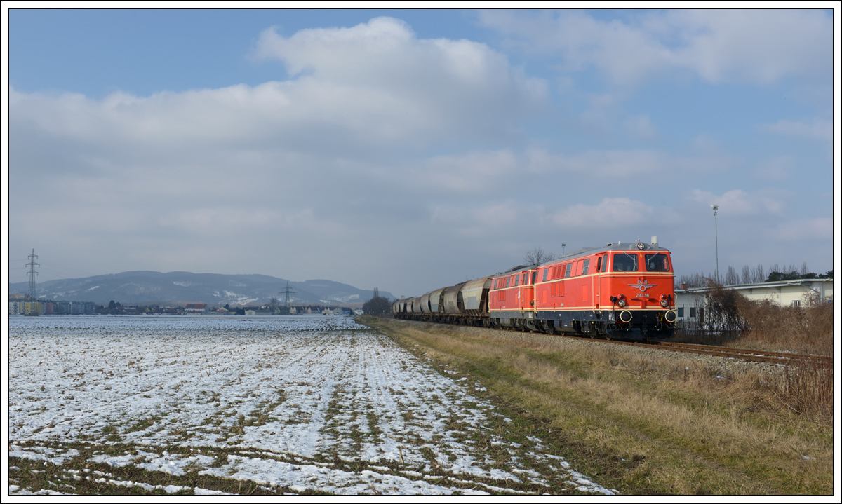 2143.56 und 2143 070 vom Verein Neue Landesbahn am 25.2.2018 mit einem leeren Getreidezug von Korneuburg nach Ernstbrunn unterwegs, aufgenommen bei der Kaserne Korneuburg.