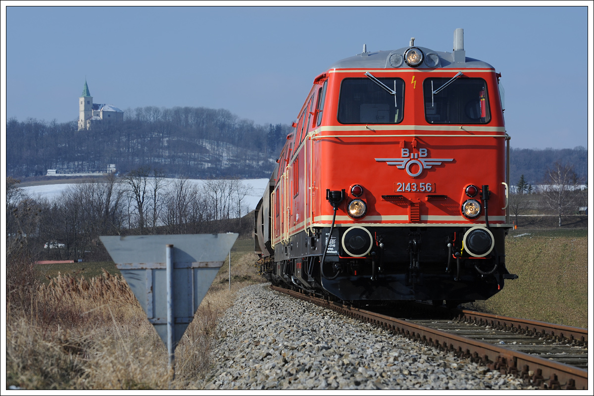 2143.56 und 2143 070 vom Verein Neue Landesbahn am 25.2.2018 mit einem leeren Getreidezug von Korneuburg nach Ernstbrunn unterwegs, aufgenommen in Karnabrunn. Das schöne bei einer Fotofahrt ist in dem Fall die Tatsache, dass man eine Fotostelle, mehrmals machen kann. Das ist ja jetzt mittlerweile meine fünfte und letzte Version aus Karnabrunn.