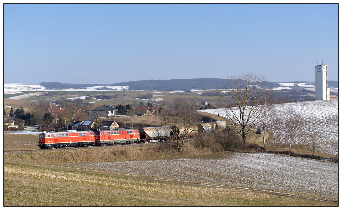 2143.56 und 2143 070 vom Verein Neue Landesbahn nach der Abstellung von 5 leeren Getreidewaggons in Wetzleinsdorf am 25.2.2018 auf der Retourfahrt nach Ernstbrunn mit Blick auf Wetzleinsdorf.