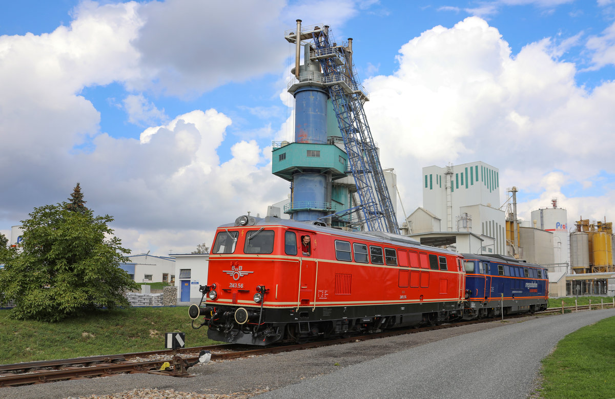 2143.56 und die  Blaue Elise  vor dem Zementwerk Ernstbrunn. 
15.09.2018
