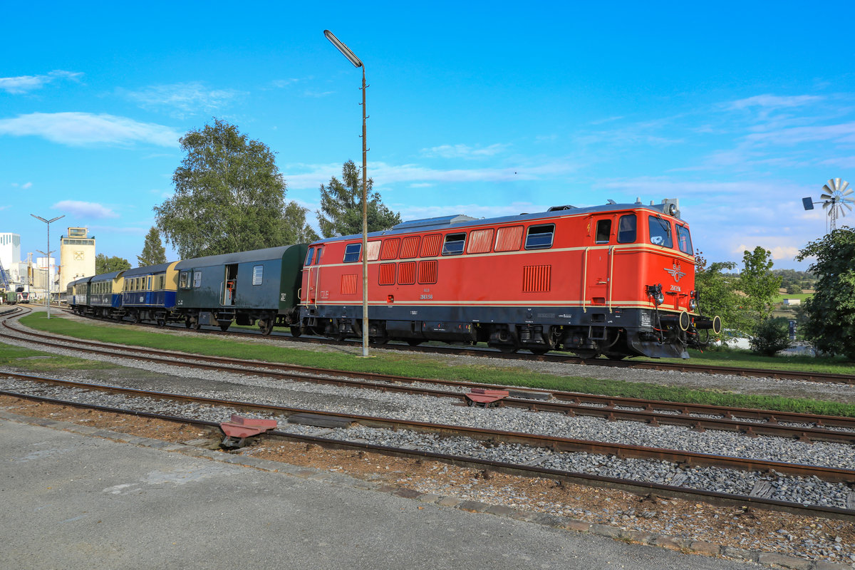 2143.56 flitzt mit Ihrem Erlebniszug  Leiser Berge  aus dem Bahnhof Ernstbrunn hinaus. 
15.September 2018 