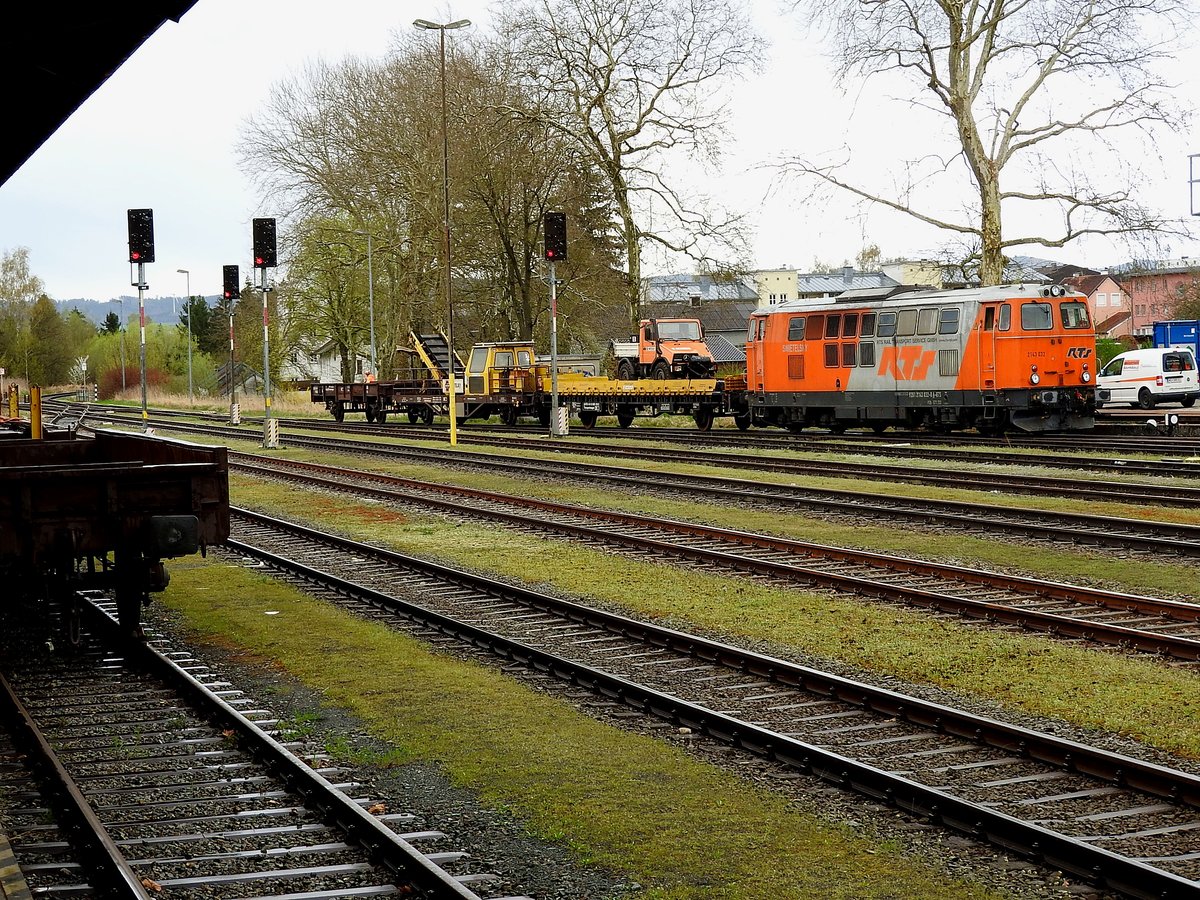 2143b 032-8 von RTS-SWIETELSKY, schiebt den kurzen Bauzug in Richtung Bahnbaustelle, Bhf. Ried i.I.; 180413
