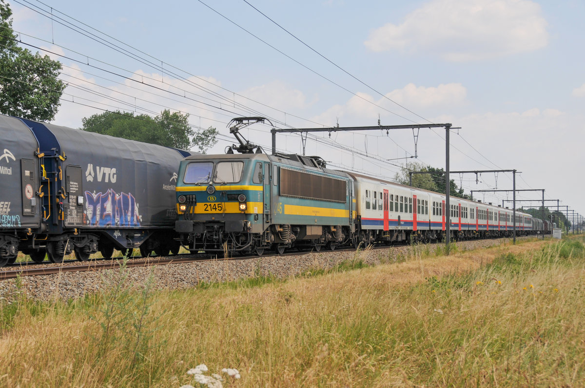 2145 der SNCB/NMBS zog am 06/07/2018 einen Personenzug durch Lummen Richtung Diest.