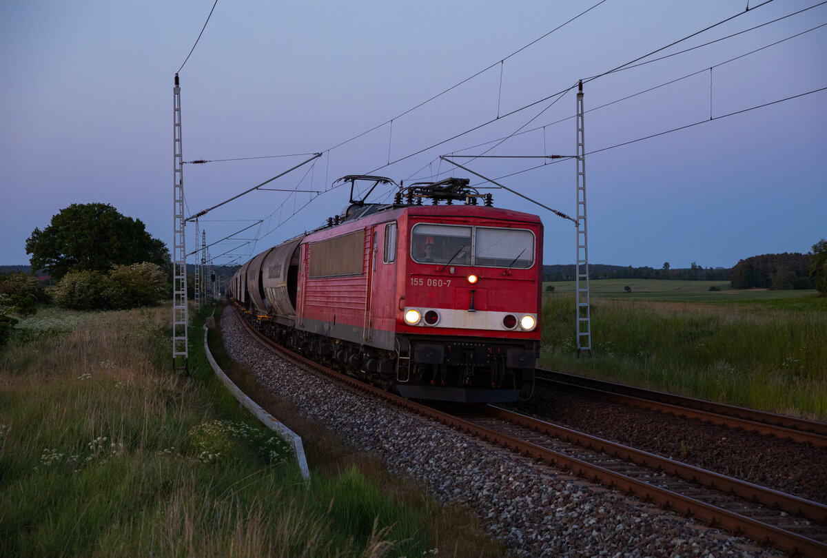 21:45 Uhr: Die LDK 155 060 rollte am Abend des 05.06.2023 mit einem leeren Getreidezug von Mukran, durch Zirkow Hof.
