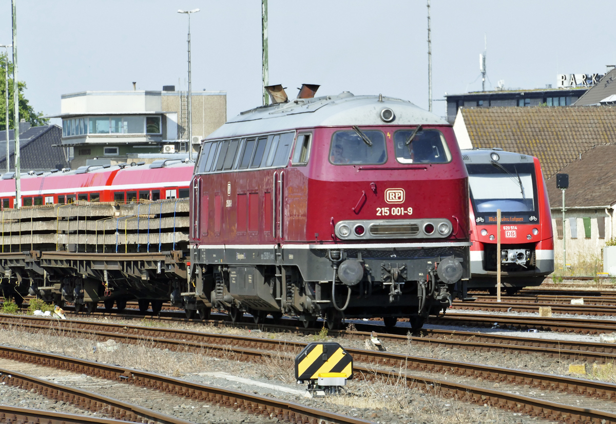 215 001-9 Bauzug im Bf Euskirchen. Im Hintergrund das elektronische Stellwerk - 19.07.2017