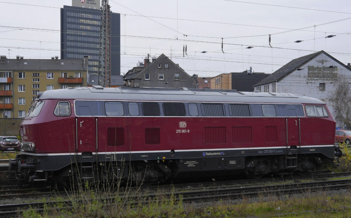 215 001 von Railsystems, laut NVR-Nr. technisch wohl eher eine 225, abgestellt in Hagen Hbf (1.12.15).