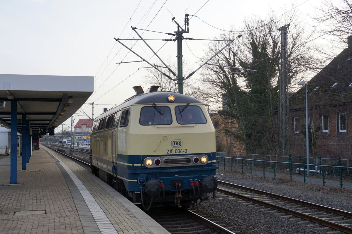 215 004 bei der Durchfahrt in Hildesheim Hbf. 04.03.2017