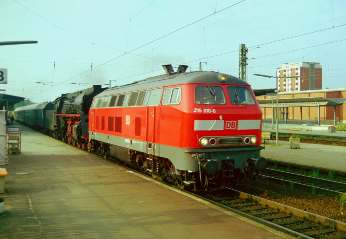 215 010 mit Sonderzug Richtung Hannover am 24.05.1999 in Lneburg