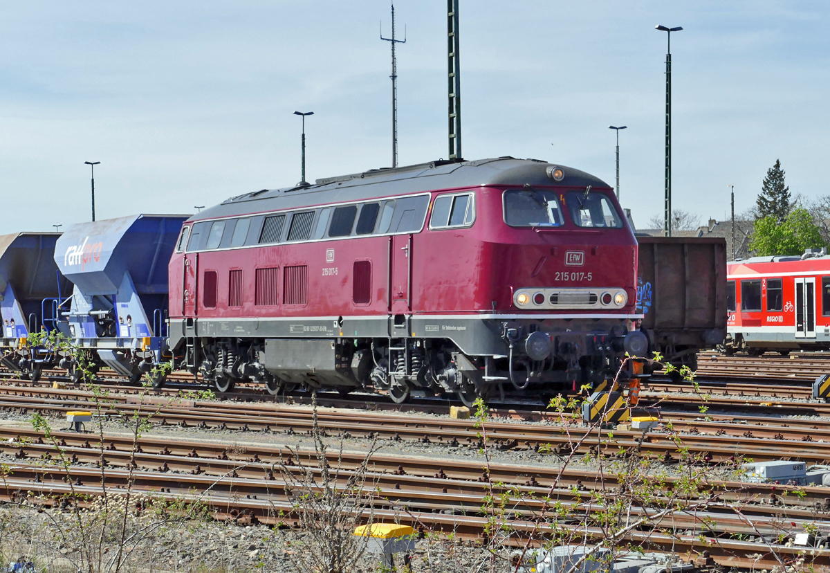 215 017-5 EfW mit Schüttgutwagen im Bf Euskirchen - 15.04.2020
