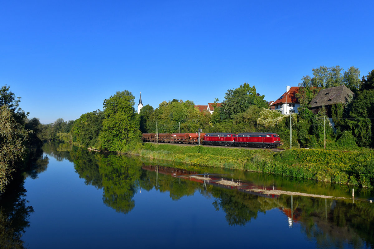 215 018 + 215 028 mit einem Schotterzug am 13.08.2018 bei Volkmannsdorf. 