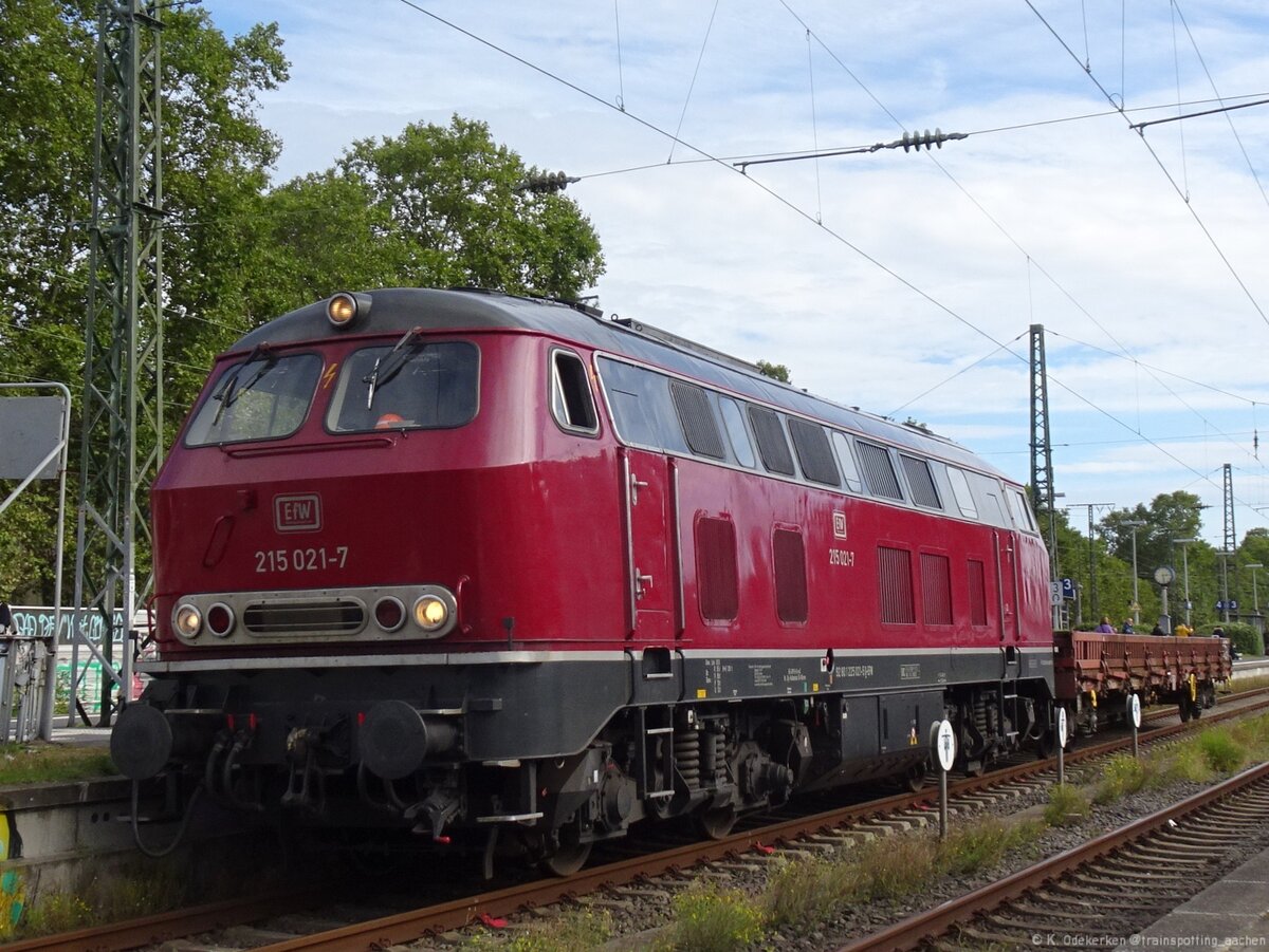 215 021 der EfW - tatsächlich registriert als 225 021 - in Köln-Süd am 1. Oktober 2021. 