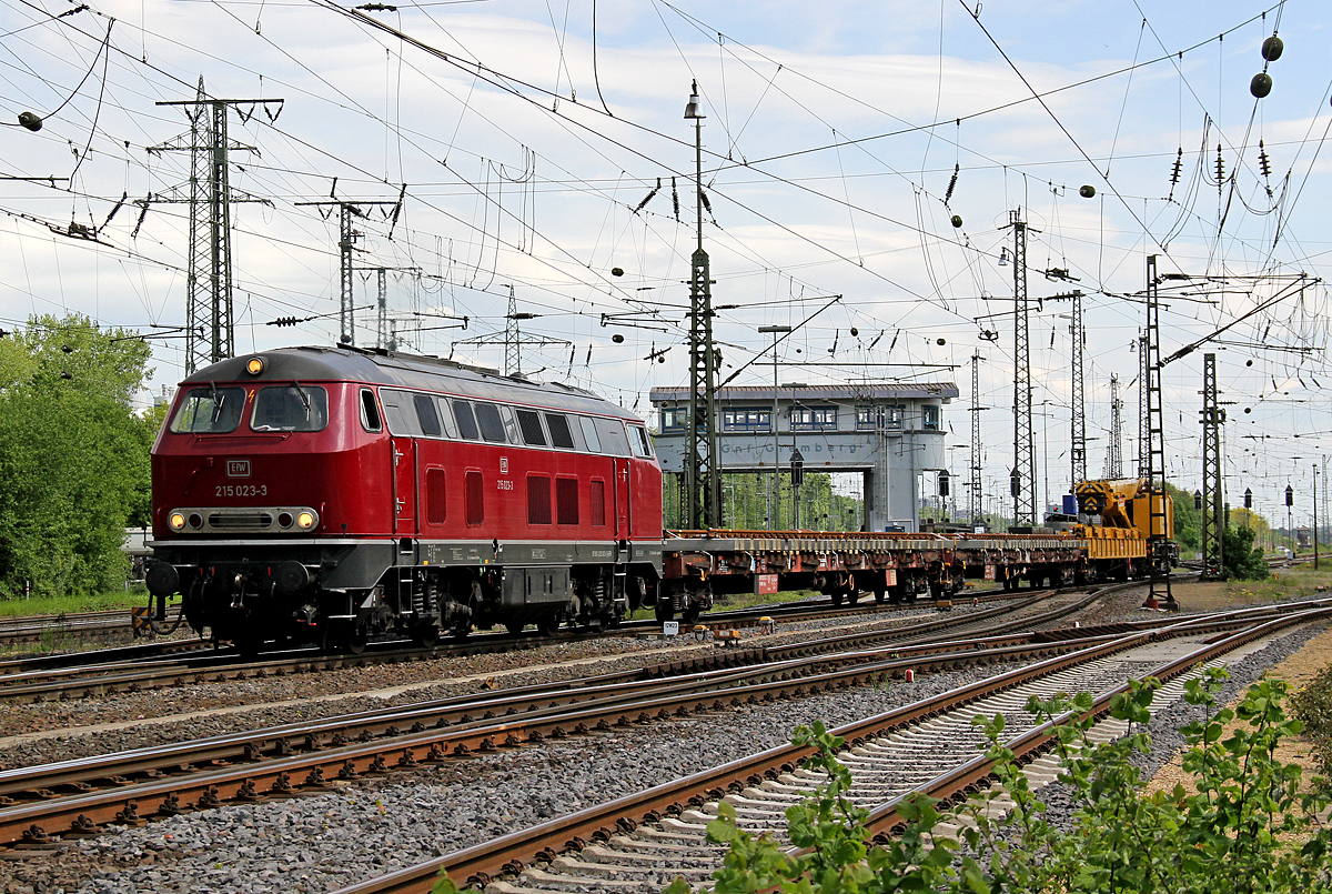 215 023 verlässt Gremberg am 11.05.2017