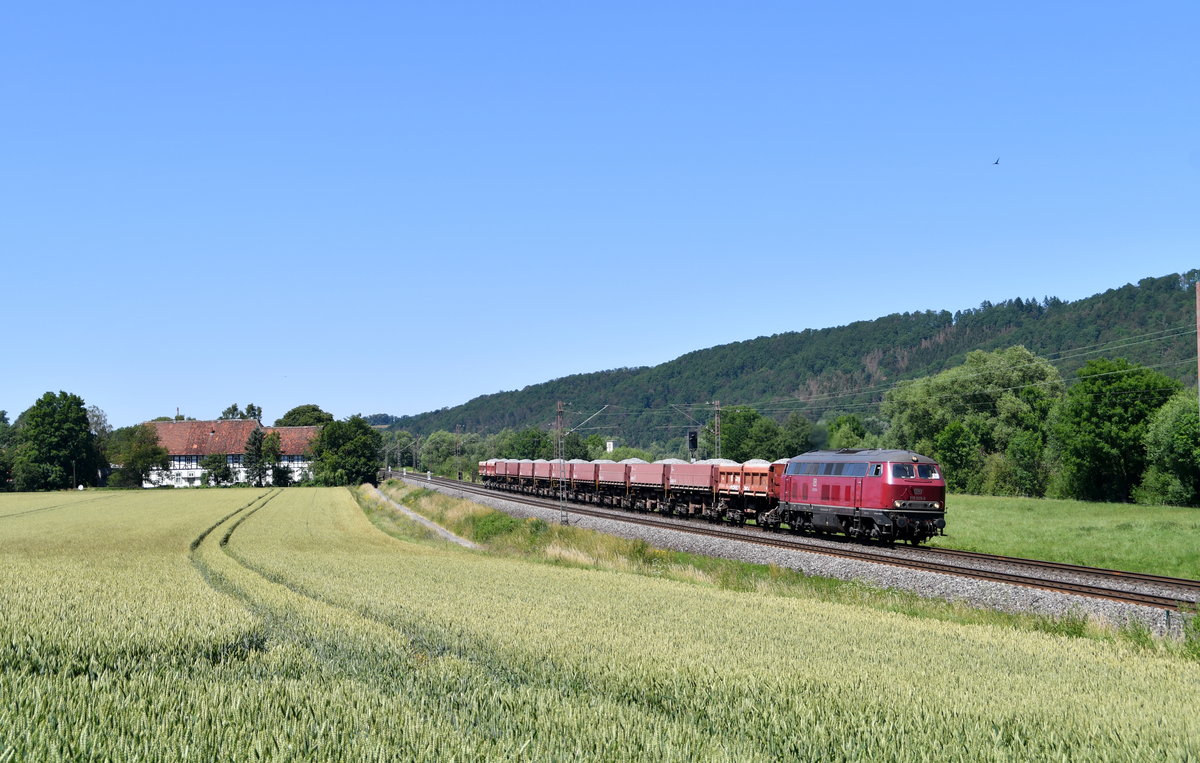 215 025 mit einem Schotterzug am 29.06.2019 bei Wispenstein