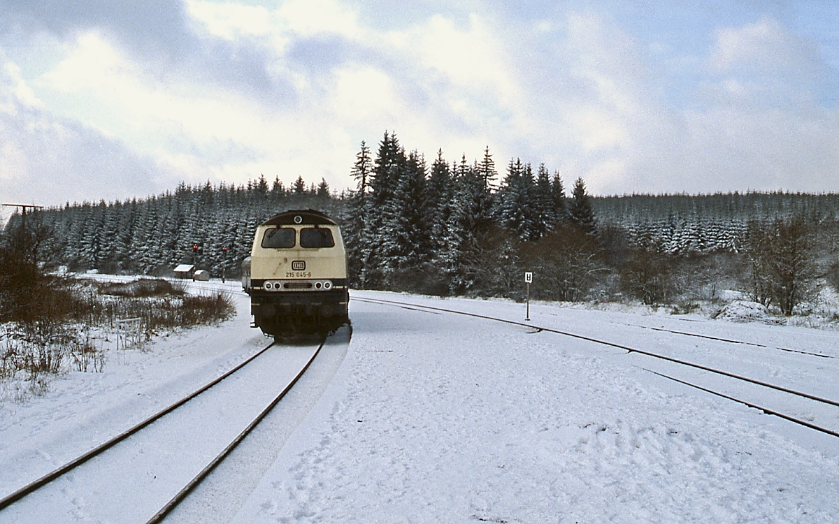 215 045-6 fährt Anfang der 1990er Jahre mit einem Eilzug nach Köln in Blankenheim (Wald) ein