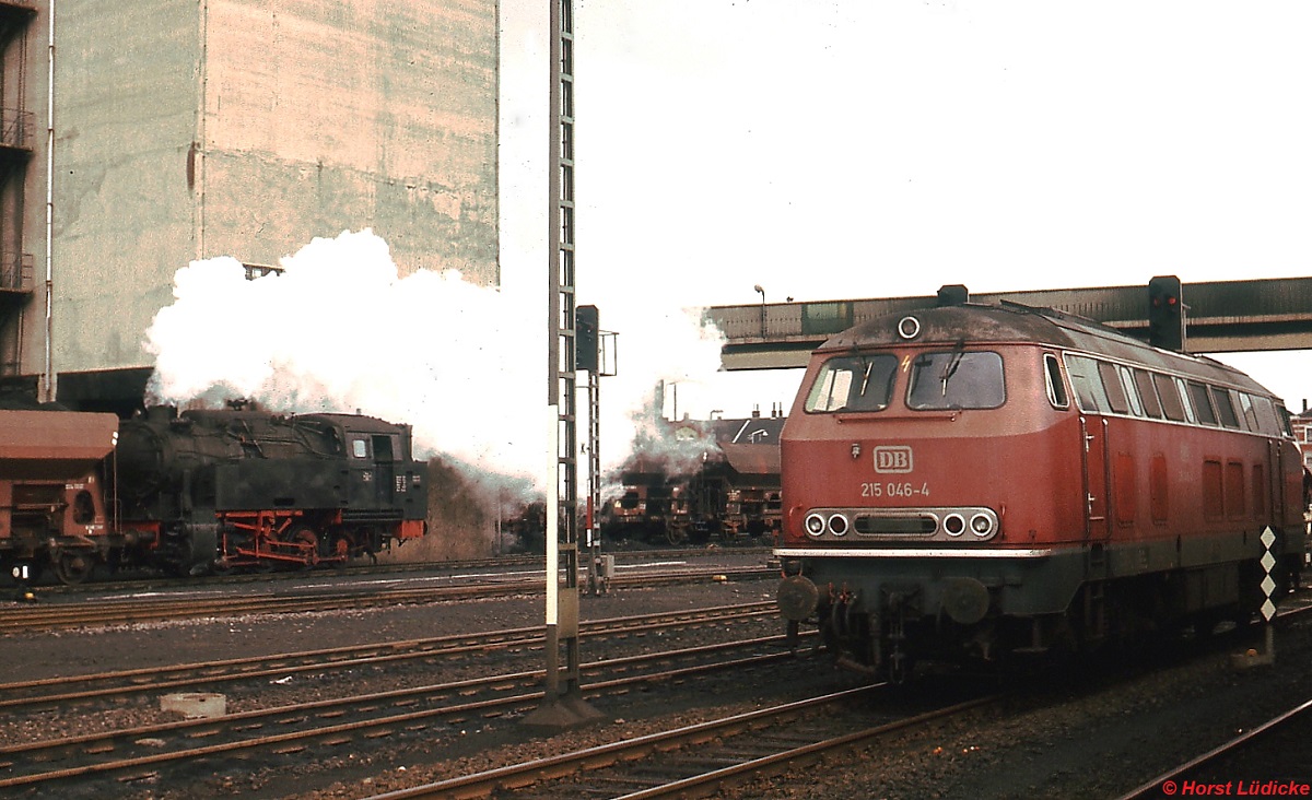 215 046-4 im März 1978 im Bahnhof Alsdorf. Links rangiert eine Dampflokomotive der Grube Anna.