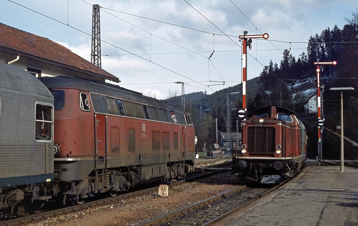 215 061 hat den Eilzug von 139 561 übernommen und wartet noch die Ankunft des Gegenzuges mit 211 331 ab. Neustadt/Schw., 4.5.1979.