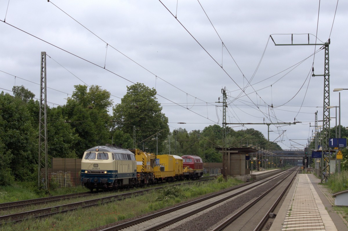 215 082-9 der Aggerbahn durchfährt am 29.05.2014 den Hp. Dedensen/Gümmer mit einem Kranwagen und 225 094-2 im Schlepp
