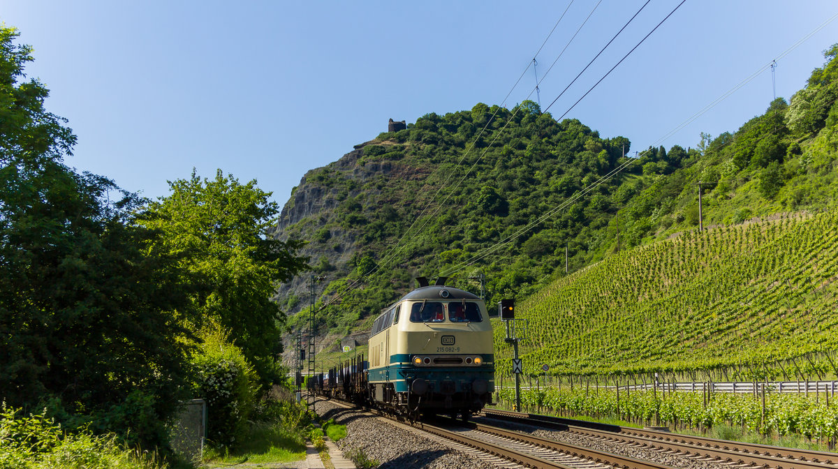 215 082-9 am 26. Mai 2017 kurz vor Leutesdorf