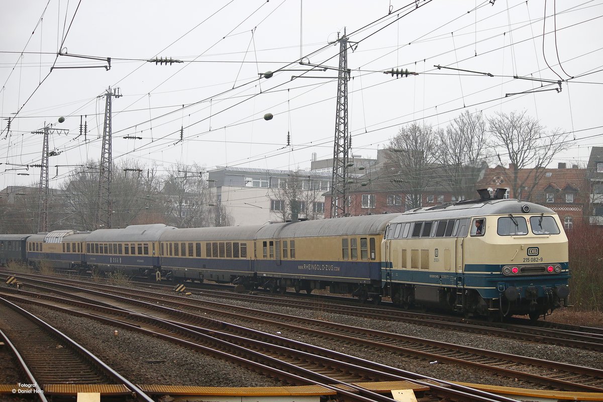 215 082-9 am Schluss des Zuges in Essen Hbf, am 18.02.2017.