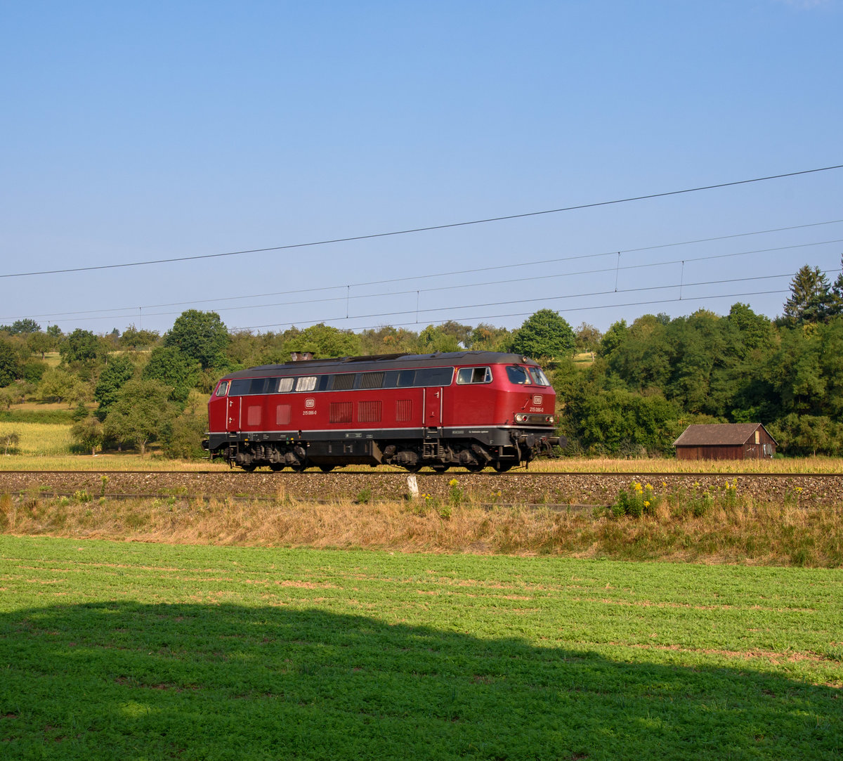 215 086 LZ als Tfzf(D) 91730 bei Ebersbach an der Fils am 11.9.2016.