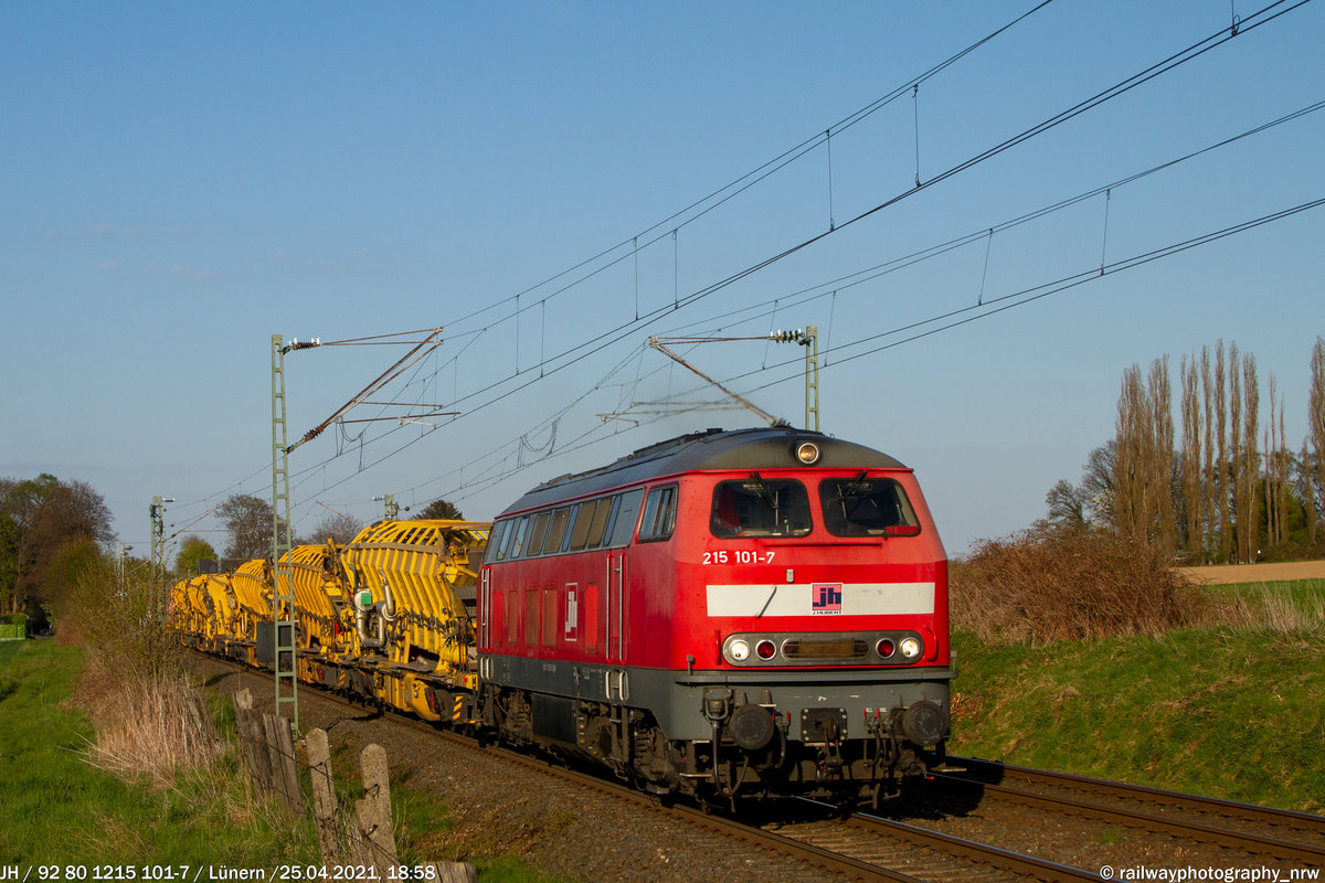 215 101 mit einem Bauzug durch Lünern in Richtung Unna, 25.04.2021