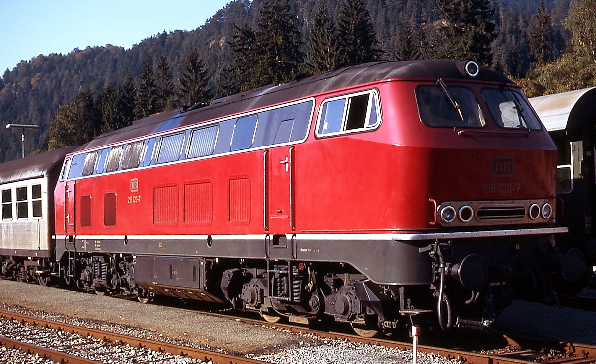 215 120-7 im Oktober 1973 im Bahnhof Bayrischzell. M. W. war der Einsatz der 215 auf dieser Strecke eher die Ausnahme, in der Regel wurden die Züge von der 218 befördert.