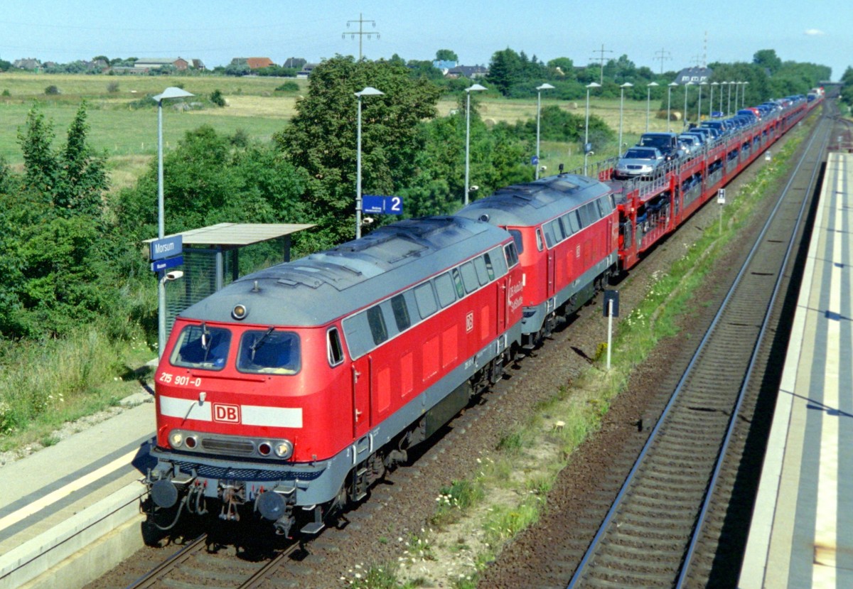 215 901 mit Autozug Niebll–Westerland (Sylt) am 19.07.2006 in Morsum