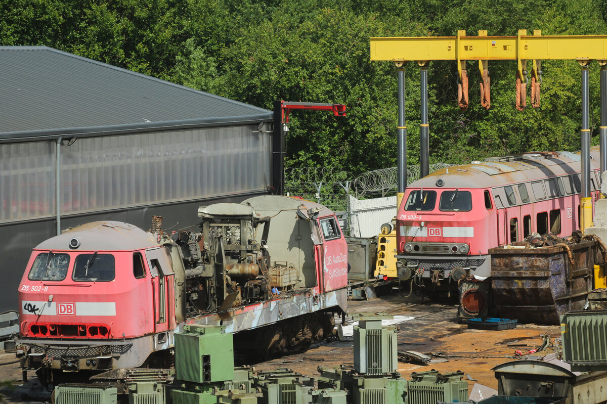 215 902-8 wird gerade verschrottet, die Mitarbeiter legen aber gerade eine kurze Pause ein. Hinter 215 902-8 steht unter anderem 215 909-3, welche in wenigen Tagen das selbe Schicksal wie ihre Schwesterlok treffen wird (Opladen, 17.07.2025)