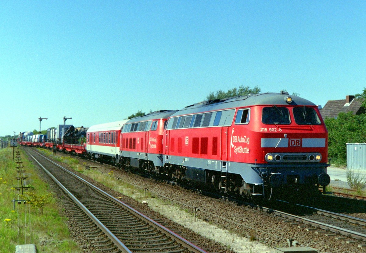 215 902 mit Autozug Westerland (Sylt)–Niebll am 19.07.2006 in Keitum, aufgenommen vom Bahnsteigende