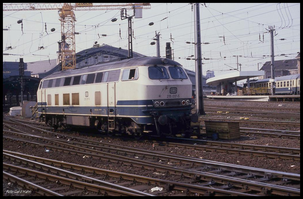 215017 solo am 26.4.1990 um 15.32 Uhr zwischen HBF Köln und Hohenzollernbrücke.
