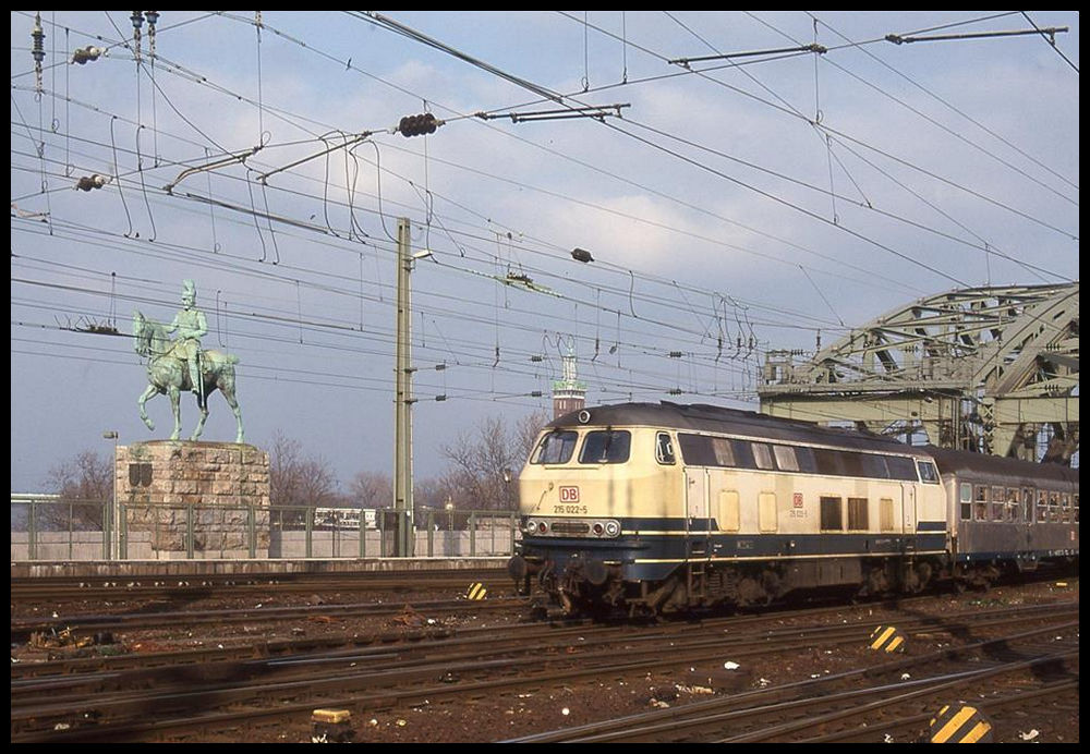 215022 verläßt hier am 24.3.1999 mit einer Garnitur Silberlinge die Hohenzollernbrücke in Köln und erreicht an dieser Stelle den HBF Köln.