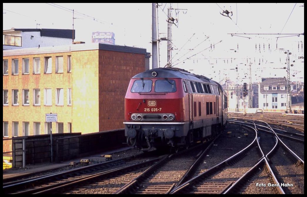 215035 fährt am 27.2.1991 um 14.43 Uhr mit einem Personenzug aus Gerolstein in Köln HBF ein.