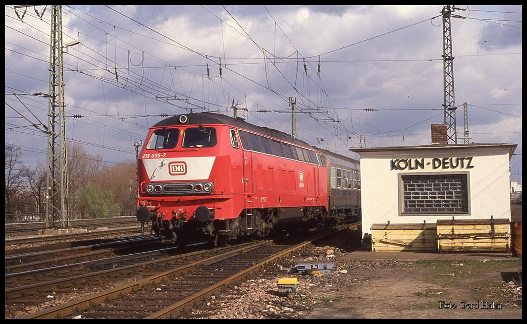 215035 verließ am 25.3.1993 um 15.10 Uhr mit dem Eilzug nach Trier den Bahnhof Köln Deutz.