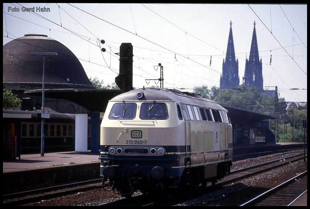 215040 fuhr am 21.5.1992 solo vor der Kulisse des Kölner Dom durch den Bahnhof Köln Deutz.