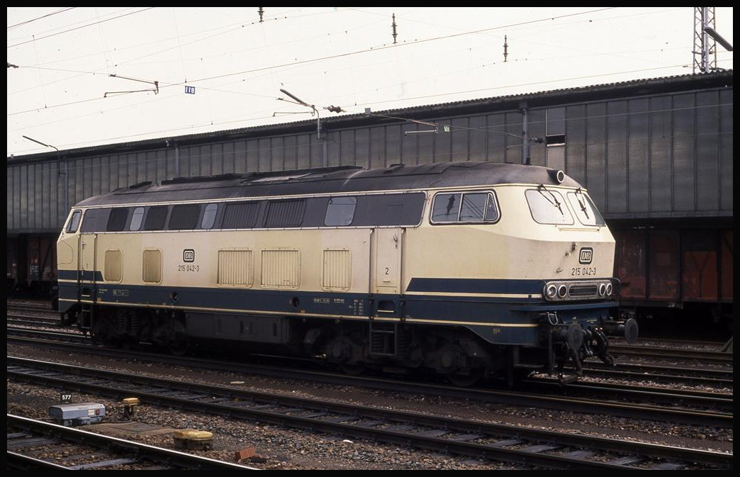 215042 am 4.11.1992 im HBF Trier.