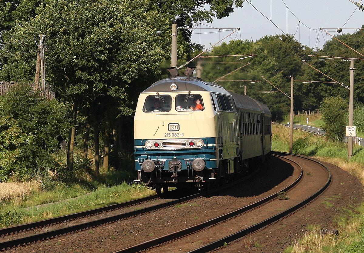 215082 kommt am 12.07.2014 mit einem Sonderzug von Westfalendampf nach Goslar durch die Bauernschaft in Westerkappeln - Velpe. Die Lok führte den Zug noch bis Osnabrück, wo dann 011533 übernahm.