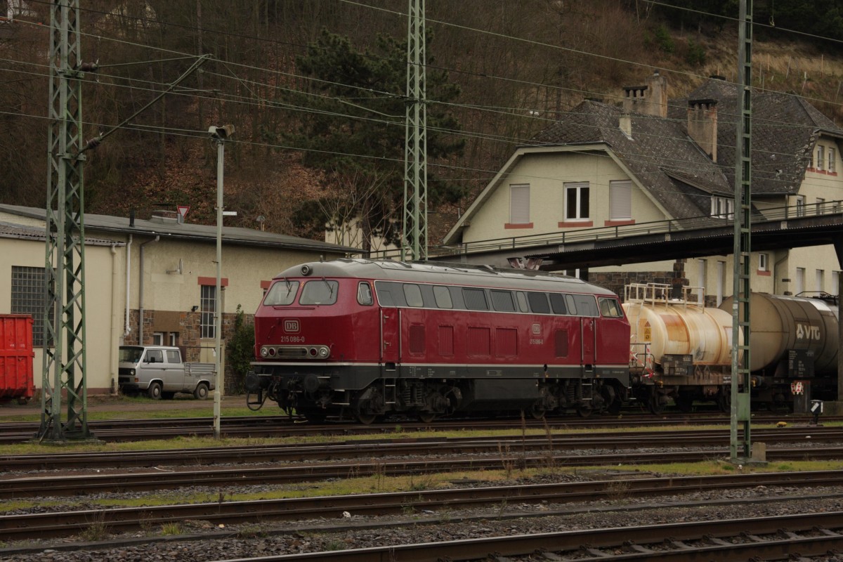 215086-0 abgestellt mit Güterzug im Bahnhof Linz am Rhein am 1.2.2014.